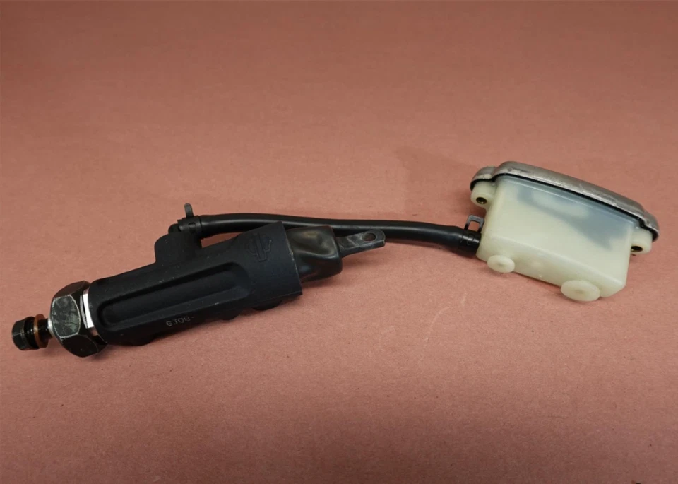 Harley VRSCF 2009-2017 Muscle V-Rod cilindro maestro de freno trasero Foto 1 de 4