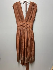 Abito nuovo con etichette BCBG Max Azria marrone senza maniche plissettato seta taglia 12 fascia immacolato DIFETTO - Foto 1 di 17
