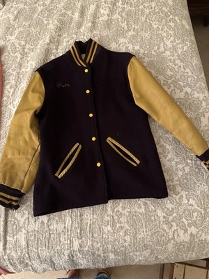Jaqueta Varsity Vintage Letterman Botão de Pressão Lã/Couro Roxa e Dourada - Imagem 1 de 4