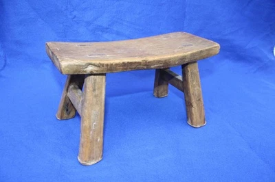 Antiguo taburete de madera pequeño Mortis Joint primitivo hallazgo patrimonial temprano Foto 1 de 4