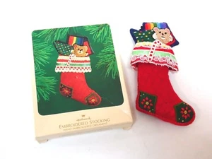 Punze 1988 seltenes besticktes Strumpf Ornament mit Originalkarton Rarität - Bild 1 von 2