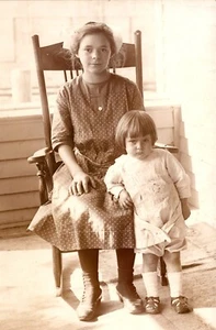 PORTRAIT OF TWO ADORABLE SIBLINGS : GREAT FACIAL EXPRESSIONS : RPPC  (1904-1918) - Picture 1 of 3