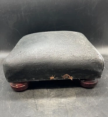 Antiguo taburete otomano vintage de 1930 reposapiés patas burbujas cuero sintético negro Foto 1 de 4