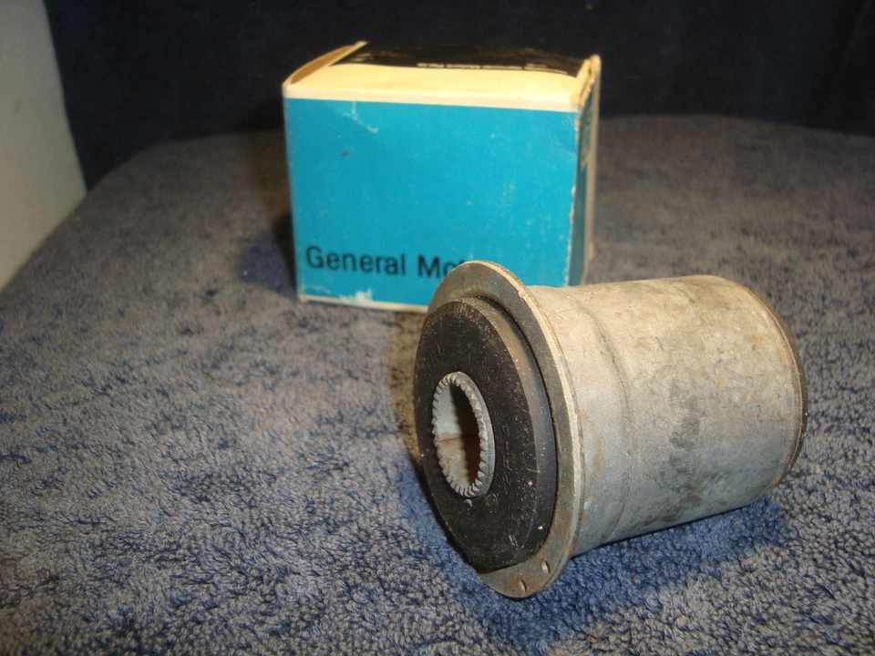 Brazo de control inferior BUSHING FR. NUEVO GM NOS 3978003 Monza Starfire Vega Sunbird F6 Foto 1 de 2