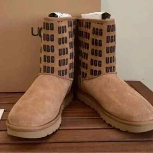 UGG CLASSIC SHORT II GRAPHIC CHESTNUT SUEDE SHEEPSKIN WOMEN'S BOOTS US SIZE 6 - Picture 1 of 8