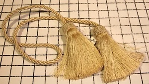 Cravatta schienale tenda e sedia 38" totale - nappe 5" - panna nuova con etichette - Foto 1 di 5