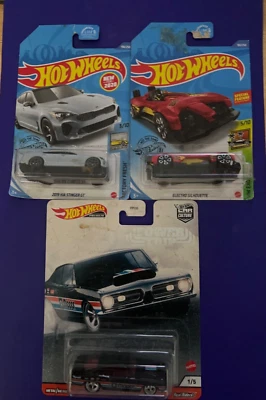 Juego de 3 coches de colección Hot Wheels Barracuda Electro y KIA Foto 1 de 4
