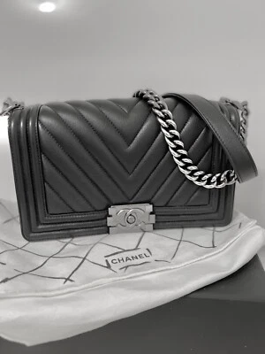 Chervon negro mediano de piel de becerro Chanel para niño SHW Foto 1 de 4