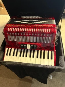 SofiaMari SM 3472 34 Piano 72 Bajo Botón Acordeón Rojo Perla, Problemas Leer Todo - Imagen 1 de 6