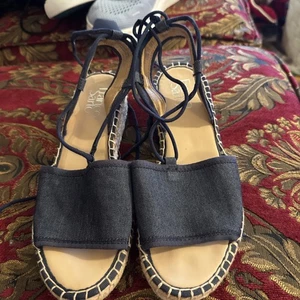 Franco Sarto Denim Sandalen Damengröße 6,5 Keilabsätze  - Bild 1 von 6