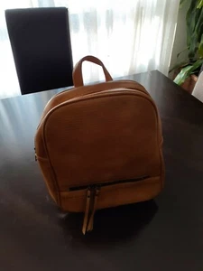 Mochila símil piel. Bolsillo interior y exterior. Cierres cremallera. - Imagen 1 de 5