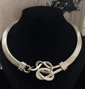 Collar Gargantilla Cuello Tono Plateado Nudo Amor De Colección Diseño Grueso Pasarela  - Imagen 1 de 4
