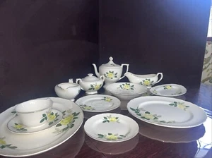 The Hallmark Canonsburg Vintage 10" Plate Yellow Roses on Side MCM 1940s 1950s - Picture 1 of 7