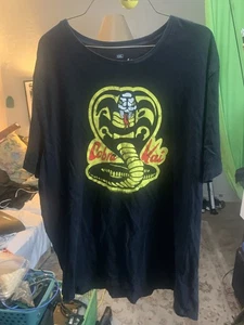 Cobra Kai Shirt T-Shirt Karate Retro Apparel 80er Neu - Bild 1 von 1