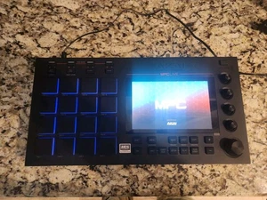 Akai MPC Live 1 (1a Generazione) Condizione: Usato Ottime Condizioni, Plastica Ancora Su Schermo Fs - Foto 1 di 8