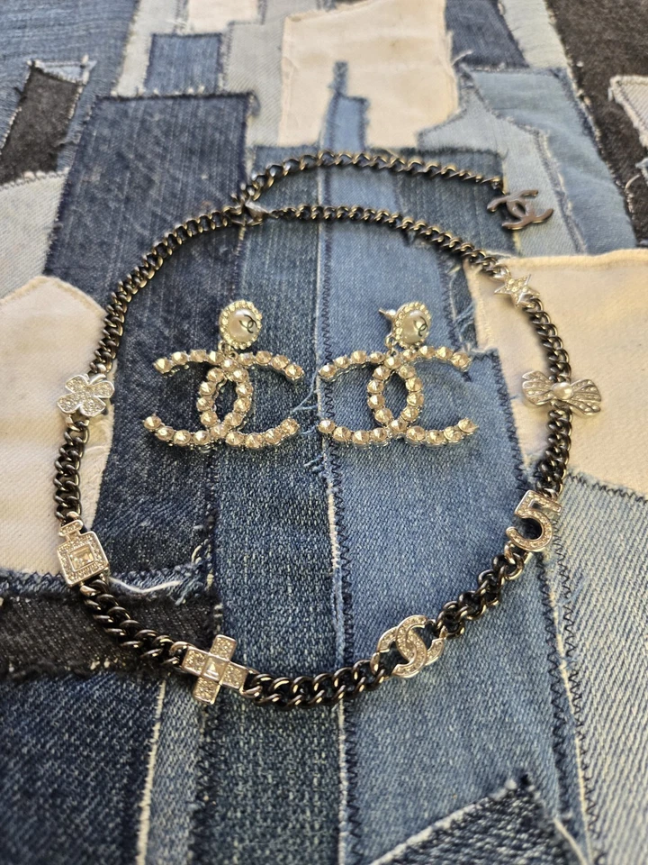 Collar de diseñador de cadena de plata y negro con conjunto de pendientes Foto 1 de 4