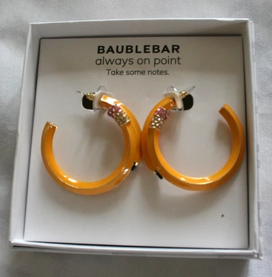 Pendientes Tono Dorado Metal Amarillo Esmalte Rosa Circonita Cúbica Forma Lápiz.NUEVO EN CAJA Foto 1 de 2