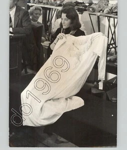 Camisón de lino de la reina victoria de Inglaterra subasta vintage 1976 foto de prensa - Imagen 1 de 2