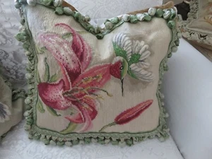 Cuscino stile Aubusson Petite Point punto ago colibrì con fiori hawaiani - Foto 1 di 15