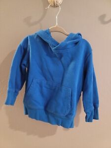 Basic H&M sweatshirt in blue with hood in size 18-24 months.