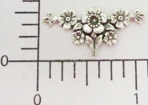 22564 2 Stk. Matt Silber oxidiert viktorianisch Blumen Schmuck Fundstücke - Bild 1 von 1