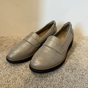 Mocassini Clarks Sharon Gracie peltro oro metallizzato zeppa slip-on donna 8,5 - Foto 1 di 7