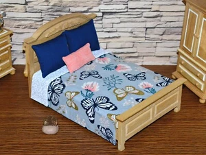 Miniatur Puppenhaus 1:12 Tagesdecke/Bettdecke mit 3 Kissen Handarbeit Schmetterlinge - Bild 1 von 5