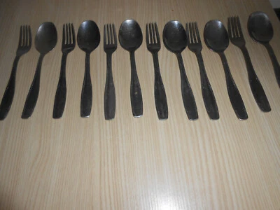 Couverts anciens : 6 fourchettes et 6 cuillères à soupe en inox - Photo 1/4