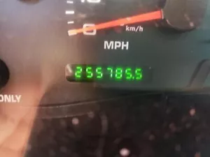 2004 2003 FORD F250 6.0 AUTO GAUGE CLUSTER SPEEDOMETER MPH Diesel 255,785 Miles - Foto 1 di 12