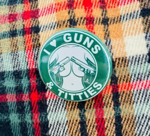 I LOVE GUNS & TITTIES BUTTON Pin Anstecker Oldschool Badge 37mm Anstecknadel FUN - Picture 1 of 5
