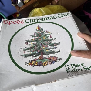 Spode Christmas Tree 12-Piece Dinnerware Set with Service for 4 - Picture 1 of 4