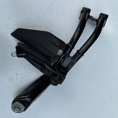 Soporte de montaje de clavija de pie trasero derecho pasajero KTM Duke 390 200 2022 93003049000 Foto 1 de 4