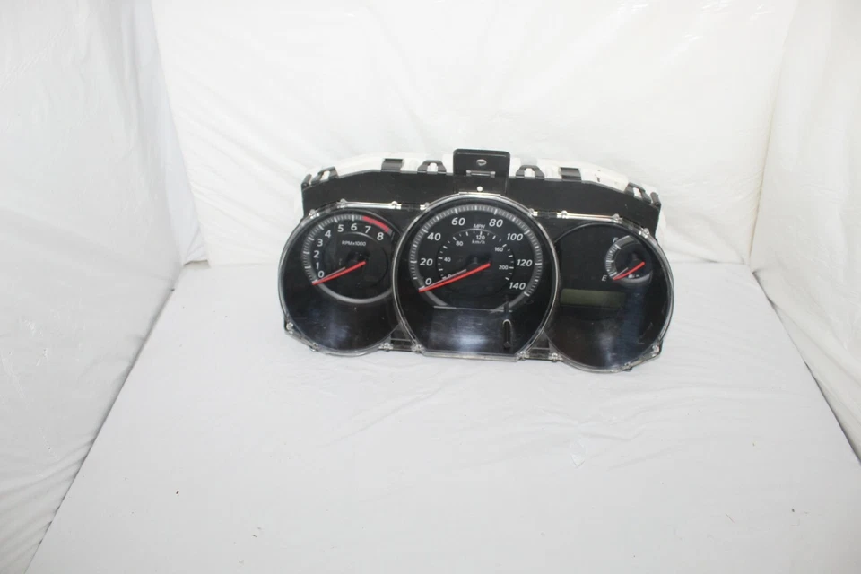 Cuadro de instrumentos velocímetro medidores del panel de instrumentos Nissan Versa 2012 40.920 millas Foto 1 de 4