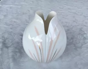 ROYAL DOULTON BONE CHINA IMPRESSIONS TULIP VASE BY GERALD GULOTTA - Picture 1 of 7