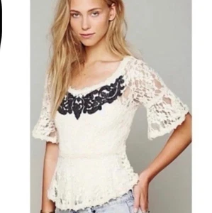 Free People XS elfenbein Blumen Spitze Schößchen Bluse Top U-Ausschnitt skurril romantisch - Bild 1 von 7