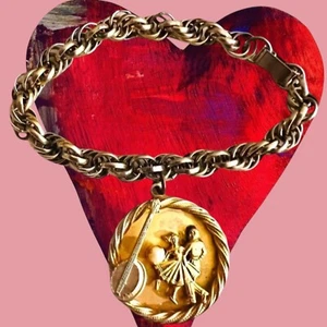 Mid Century Bettelarmband, großes goldfarbenes Square Dancers Charm an Seilkette - Bild 1 von 5