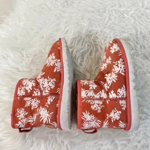 UGG Australia Women’s Size 6 Hawaii Aloha Collection Mini Boot Limited Edition - Picture 1 of 12