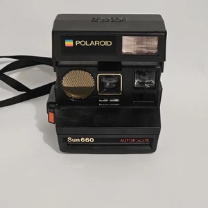 Macchina fotografica terrestre istantanea vintage POLAROID SUN 660 autofocus con cinturino - Foto 1 di 9