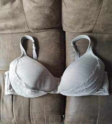 Sujetador Cacique Lane Bryant ligeramente forrado cobertura completa gris encaje talla 48DD Foto 1 de 4