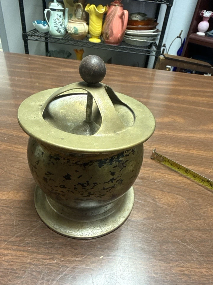 Cenicero dispensador de cigarrillos de latón Commodore Danbury Electric Mfg Co de colección Foto 1 de 1