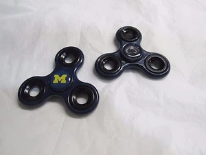 Fidget spinner de 3 vías de la NCAA por Forever coleccionables - Selecciona - Equipo a continuación - Imagen 1 de 4