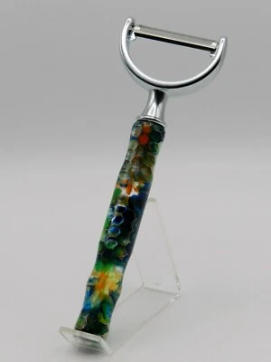 Pelador de cocina hecho a mano. Resina de aluminio y resina de aluminio verde/azul/naranja  Foto 1 de 4