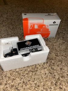 NEW 1st Gear International 4900 Series Straight Truck 1/54 Scale-Diecast - Picture 1 of 2