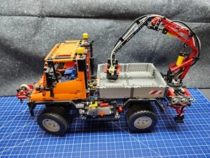 LEGO TECHNIC: Mercedes-Benz Unimog U 400 (8110) - Picture 1 of 2