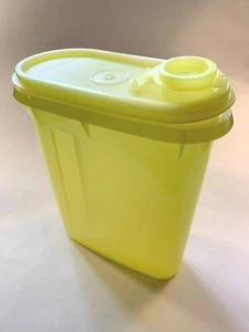 Jarra de colección Tupperware #792 amarilla para bebidas 1 cuarto con tapa abatible - Imagen 1 de 4