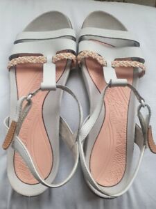 CLARKS LIGHT GREY LEATHER OUTDOOR WALKING SANDALS - SIZE 6 - VGC