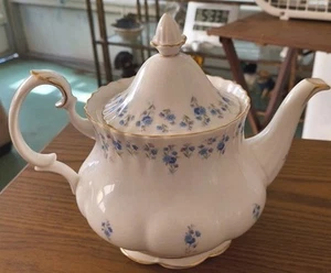 Vintage Royal Albert Bone China " Memory Lane" Tea Pot w/Top - Picture 1 of 9