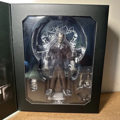 Figura de acción Frankenstein CIB Mezco Toys ONE:12 6" Universal Monsters 2016 blanco y negro Foto 1 de 4