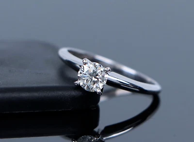 Anillo de compromiso redondo solitario de diamantes de 0,53 quilates de platino de oro blanco de 18 quilates $3250 Foto 1 de 4