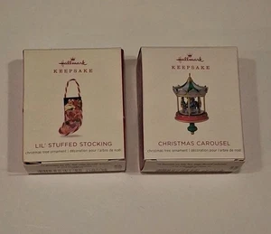 Medias rellenas Hallmark Keepsake LiL bastón de caramelo de Santa y adorno de carrusel 2018 - Imagen 1 de 18